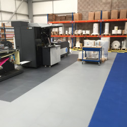 Vinylový modulový čtverec R-Tile 7045 Light Grey