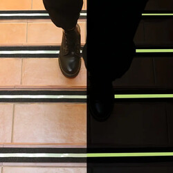 Protiskluzová páska s luminiscenčním pruhem