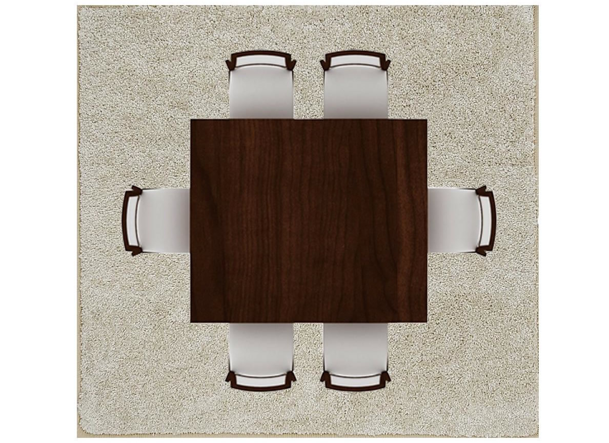 Čtvercový koberec pod stolem