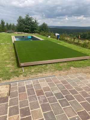 Umělá tráva nad bazénem