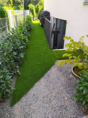 Umělou trávu lze využít na vytížených místech kolem domu