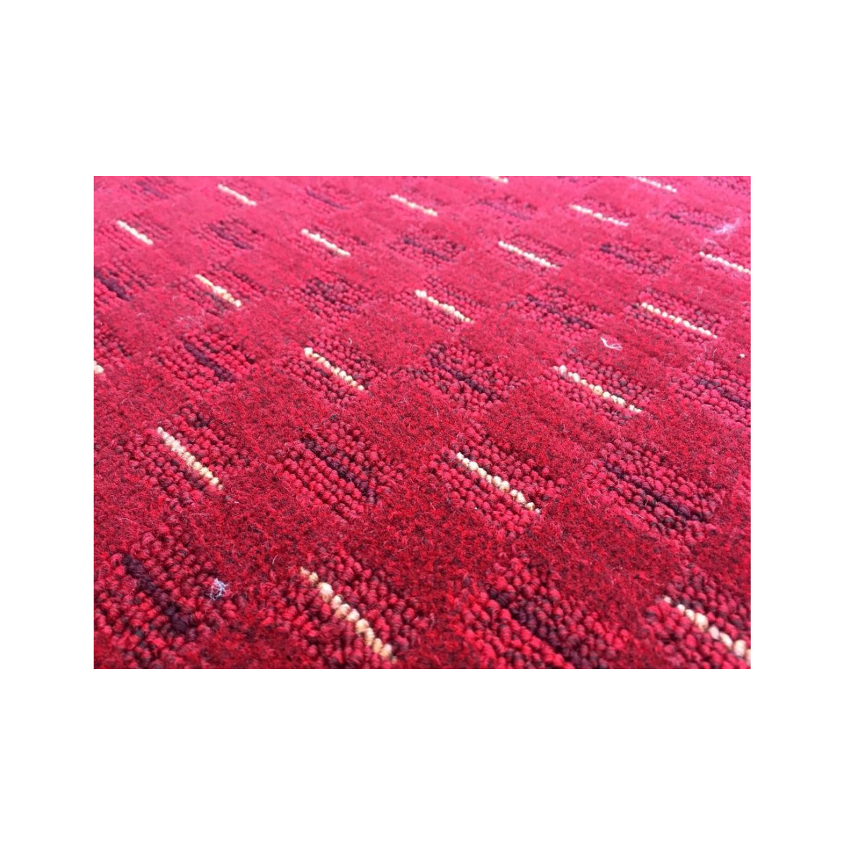 Metrážový koberec Valencia červená